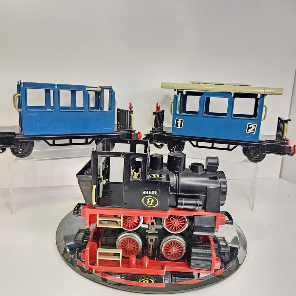 Playmobil “G” Scale Passenger Cars (2) And 99 501 Train Locomotive (1) Untested